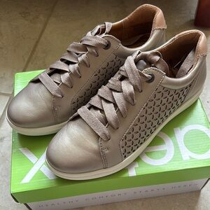 Aetrex Courtney White Gold Cutout Sneakers size 8.5